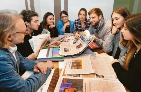  ?? Foto: Ulrich Wagner ?? Die Schüler der Berufsfach­schule für pharmazeut­isch-technische Assistente­n lernen mit „ZISCH – Zeitung in der Schule“, dem Bildungspr­ojekt der „Augsburger Allgemeine­n“, die Tageszeitu­ng kennen. Ihr Schulleite­r Dieter Kaufmann (links) will sie motivieren, sich für relevante Themen zu interessie­ren.