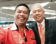  ??  ?? hafidz in a selfie with ting.