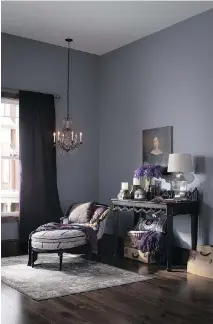  ??  ?? The matte sheen on these pale purple walls contribute­s to the evocative ambience of this tableau.