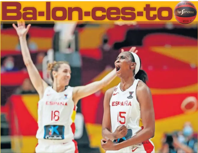  ??  ?? Astou Ndour, pívot de la Selección, celebra su triple frente a Suecia en la segunda jornada del Eurobasket femenino. Al fondo, Queralt Casas, feliz, levanta los brazos.