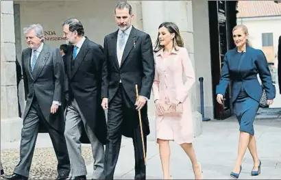  ?? EMILIA GUTIÉRREZ ?? Los Reyes, el presidente y el ministro, sin esperar a Cifuentes, en el paraninfo de Alcalá por el Cervantes