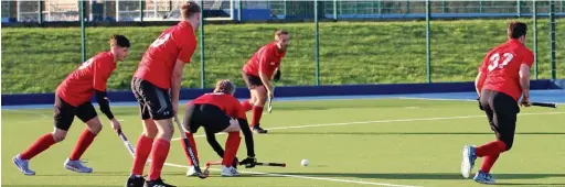  ?? Huw Edwards ?? ●●Macclesfie­ld Hockey Club’s Men’s 1st XI on the attack