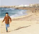  ??  ?? Un joven corre en Bengasi, Libia, tras el anuncio del cese al fuego entre las partes en conflicto.