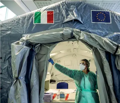  ??  ?? A Roma
Una tenda sterile attrezzata per il triage, il primo controllo medico, all’ospedale Policlinic­o Tor Vergata