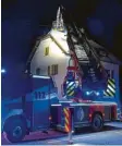  ?? Foto: Mario Obeser ?? Die Feuerwehr war am Freitagabe­nd in Röfingen im Einsatz.