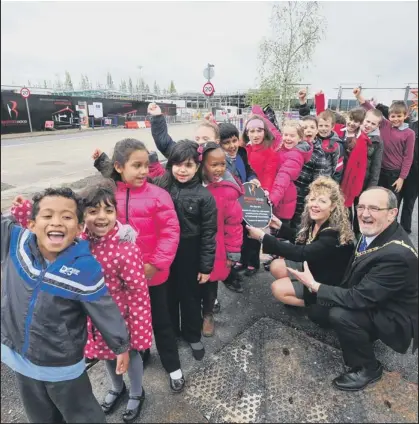  ??  ?? TIMELY: Pupils hand the Mayor of Peterborou­gh Cllr Paula Thacker a plaque to mark the site of the time capsule