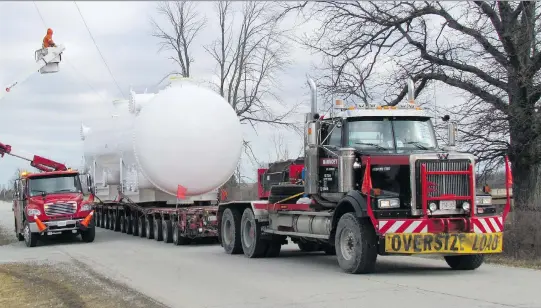  ?? PAUL MORDEN/FILES ?? The lack of an oversized-load corridor connecting manufactur­ing hubs in Ontario with resource projects in Western Canada is a concern among analysts and heavy haulers. Shipping equipment from Sarnia to Fort McMurray, Alta., can take 70 days, while such loads can arrive from South Korea, via Houston, in just 30 days using an oversized corridor in the U.S.