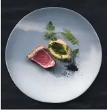  ??  ?? Bife madurado - yogur de chimichurr­i - cenizas vegetales - jugo de morrón verde. PLATO I