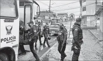  ?? / el comercio ?? •
Archivo
Policías reforzaron la seguridad en La Ferroviari­a, tras el doble asesinato el 17 de abril.