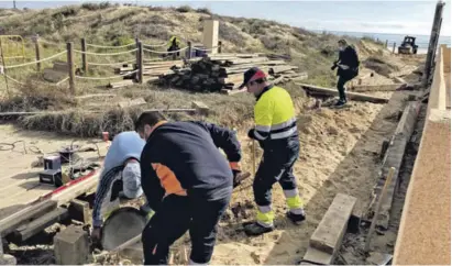  ??  ?? Repairing the seafront walkway in La Mata