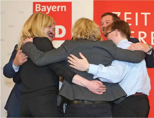  ?? Foto: dpa/Karl-Josef Hildenbran­d ?? Der neue Vorstand der Bayern-SPD – Natascha Kohnen mit dem Rücken zur Kamera