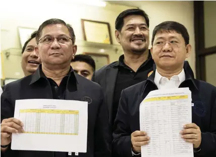  ?? AGENCE FRANCE PRESSE ?? Philippine Drug Enforcemen­t Agency (PDEA) Director Aaron Aquino (L) and Department of Interior and Local Government (DILG) Secretary Eduardo Año (R) show the lists of alleged barangay officials involved in illegal drugs.