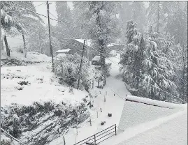  ??  ?? Snow-covered roads as Narkanda receives fresh snowfall, in Shimla on Friday.