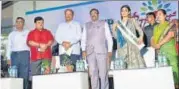  ?? HT ?? Sudhir Mungantiwa­r (centre) along with Raveena Tandon (third from right) and SGNP officials in Borivli on Tuesday.