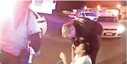  ?? ?? En imagen del condado de el paso, Jerica Lacour durante su encuentro con la policía tras sufrir un episodio de estrés por finanzas