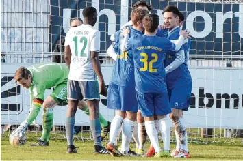  ?? Foto: Christian Kruppe ?? Ein Bild, dass Schwabmünc­hens Trainer Paolo Maiolo öfters sehen möchte: Seine Spieler bejubeln ein Tor. Denn bisher haben sich seine Schützling­e vor des Gegners Gehäuse oft als zu harmlos bewiesen.