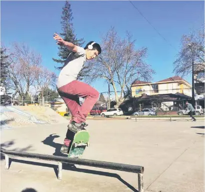  ??  ?? DAYÁN PRACTICA HACE DOS AÑOS y encuentra que el skatepark ya está quedando chico.