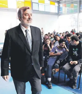  ?? FOTO: ANDRES PEREZ ?? El senador Alejandro Guillier en el colegio Altamira de Peñalolén, ayer.