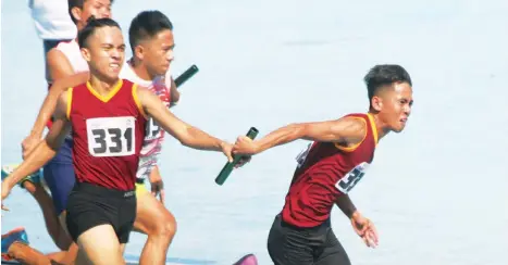  ?? ALEX BADAYOS/SUNSTAR CEBU ?? GOLD DROUGHT. The coveted gold medal evaded the Davao Region Athletic Associatio­n (Davraa) elementary and secondary teams as the Palarong Pambansa 2018 athletics competitio­n ended at the President Elpidio Quirino Stadium in Bantay, Ilocos Sur...