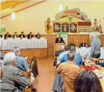  ?? Foto: Peter Wieser ?? Beim Politische­n Frühschopp­en standen viele Kandidaten im Gasthof Adler in Oberwiesen­bach rund 100 Besuchern Frage und Antwort. Dabei gab es auch einiges an Kritik einzusteck­en.