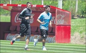  ?? FOTO: EFE ?? Luis Suárez junto a Muslera Ambos serán titulares frente a la selección chilena