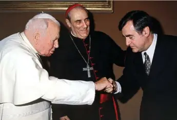  ?? ARTURO MARI/THE ASSOCIATED PRESS FILE PHOTO ?? The late archbishop of Montreal, cardinal Jean-Claude Turcotte, centre, is seen in a 2001 file photo introducin­g former Quebec premier Lucien Bouchard, right, to Pope John Paul II, during a private audience at the Vatican.