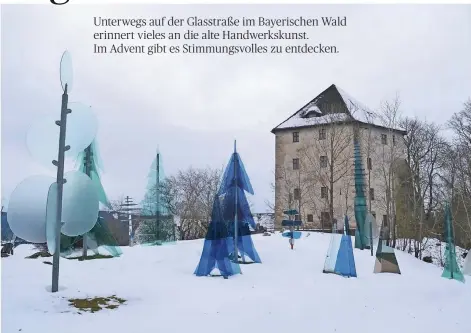  ??  ?? Kein Baumsterbe­n zu befürchten: Der Gläserne Wald bei Regen an der Burgruine Weißenstei­n ist ein Symbol der Glasstraße.