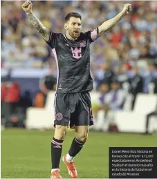  ?? ?? Lionel Messi hizo historia en Kansas city al reunir a 72,610 espectador­es en Arrowhead Stadium el numero mas alto en la historia de futbol en el estado de Missouri.