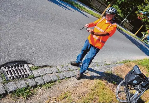  ?? Foto: Bernd Hohlen ?? Robert Schulmeist­er radelt täglich zig Kilometer durch Augsburg – immer auf der Suche nach Schlaglöch­ern.