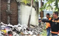  ?? GALIH ADI/JAWA POS ?? GANGGU LINGKUNGAN: Agus Joko Purnomo (kanan) dan tim yustisi DKRTH menemukan tumpukan sampah di Jalan Karang Empat kemarin.