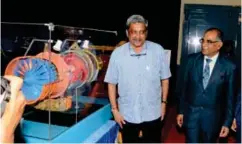  ??  ?? Defence Minister Manohar Parrikar and HAL CMD T Suvarna Raju at
inaugural run of the HTFE-25