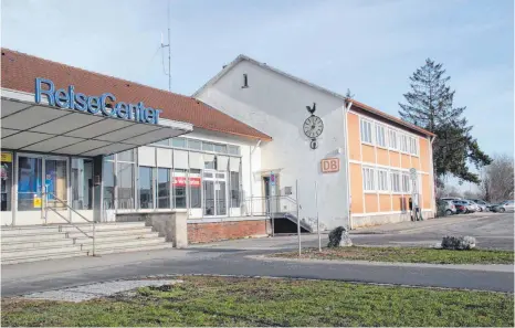  ?? FOTO: JENNIFER KUHLMANN ?? Der Mengener Bahnhof gehört jetzt samt Nebengebäu­de und Vorplatz der Stadt Mengen.