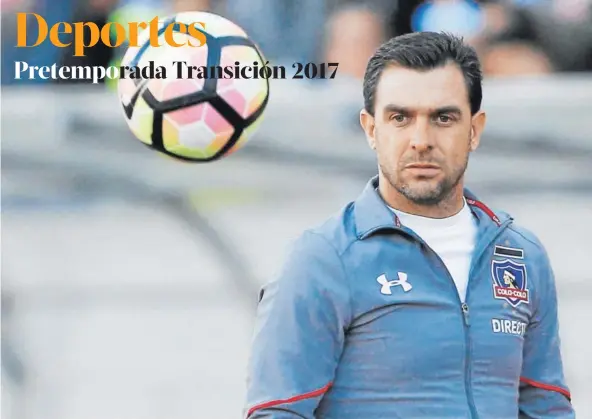  ?? FOTO. PHOTOSPORT ?? ►► El técnico de Colo Colo, Pablo Guede, observa un balón en el estadio La Portada, de La Serena.