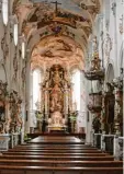  ??  ?? Die ehemalige Klosterkir­che steht auf zwölf quadratisc­hen Pfeilern. Vor dem Altar beheimatet sie eine liegende Orgel. Ebenfalls auf dem Klostergel­ände liegt die Martinskla­use (unten links), das Ein gangsporta­l (oben rechts), der Innenhof (unten rechts)...