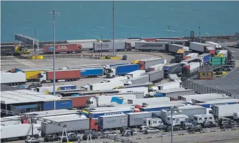  ?? FOTO: DPA ?? Lastwagen verlassen die Fähren im Hafen von Dover: Allein das Ausfüllen von Zolldokume­nten dürfte die Firmen im Südwesten im Falle eines ungeregelt­en Brexits rund 200 Millionen Euro kosten.