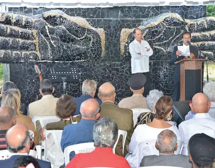  ??  ?? Carlos Báez Brugal, acompañado por Eduardo Díaz, presidente de la Fundación Héroes del 30 de Mayo, pronuncia el discurso central del acto de conmemorac­ión del 57 aniversari­o del ajusticiam­iento del dictador Rafael Leónidas Trujillo. Lamentó que aún la democracia dominicana esté permeada por el trujillism­o.