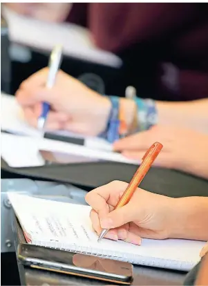  ?? FOTO: STEFAN PUCHNER/DPA-TMN ?? In Ausbildung oder Studium können Menschen mit Legastheni­e zum Beispiel mehr Zeit für Prüfungen bekommen.