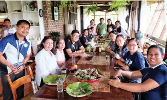  ??  ?? SAMPLING Pollo Porco with DOT Xl regional director Tanya Rabat Tan (2nd from left), and members of the Davao Associatio­n of Tour Operators and Davao media