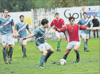  ?? FOTO: UNANUE ?? Lucha sin premio El Oiartzun no consiguió sumar ante el Hernani en un partido en el que mereció más