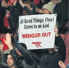  ?? JOHN SIBLEY / REUTERS ?? Una pancarta en el Emirates Stadium pide la salida de Arsène Wenger