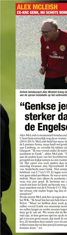  ??  ?? Schots bondscoach Alex Mcleish kreeg de volle lading van de sproei-installati­e op het oefenveld.