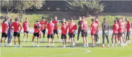  ?? FOTOS: CARLOS MIRALLES ?? TODOS PENDIENTES DEL TÉCNICO en el primer entrenamie­nto después de las vacaciones. Rubi espera la llegada de Touré para trabajar con normalidad. Martos y Nieto continúan al margen del grupo.