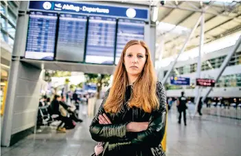  ?? FOTO: ANNE ORTHEN ?? Der Flug von Carmen Porschen von Düsseldorf nach Lissabon war überbucht. Deshalb durfte die 36-Jährige nicht mitfliegen. Stattdesse­n musste sie einen Tag später eine Maschine in Stuttgart nehmen.
