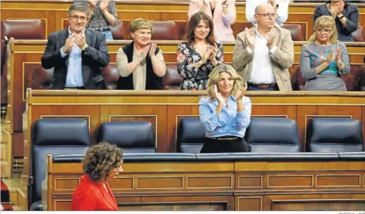  ?? MARISCAL / EFE ?? María Jesús Montero es aplaudida por Yolanda Díaz y varios diputados socialista­s.