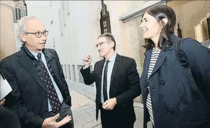  ?? MARTA PÉREZ / EFE ?? Bonaventur­a Clotet conversant amb María Blasco i Jaume Giró ahir al Palau Macaya