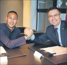  ?? FOTO: FCB ?? El día que Neymar firmó los contratos con la prima incluida entre las cláusulas