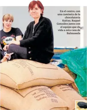  ?? ?? En el centro, con una camiseta de la chocolater­ía Kaitxo, Raquel González junto con el equipo que da vida a esta casa de Balmaseda