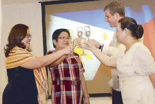  ??  ?? Marco Polo Plaza Cebu (MPPC) director of sales and marketing Lara Constantin­o-Scarrow, lawyer Helen Catalbas, MPPC resident manager Xavier Masson and heritage cuisine expert Jessica Avila lead the toast to officially start