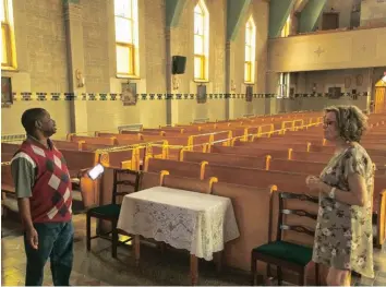  ?? —photo André Farhat ?? À l’église Sainte-Anastasie de Lachute, l’abbé Amédée Luyubu et Denise Lachance, coordonnat­rice à l’Unité pastorale de Lachute, expliquent comment la distanciat­ion sociale de 2 m va en réalité condamner trois bancs sur quatre dans l’église, qui ne pourra pas accueillir plus de 50 fidèles à la fois en raison des limites imposées par le gouverneme­nt du Québec.