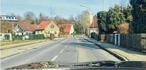  ?? Foto: Thomas Goßner ?? Auf der Südseite der Luitpoldst­raße (rechts im Bild) soll nun ein Sicherheit­sstreifen für Radfahrer markiert werden. Für einen richtigen Radweg, wie ihn sich die Anwohner wünschen, reicht der Platz nicht.